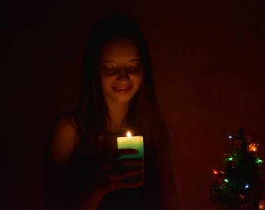 Gece elinde mum olan kız.,