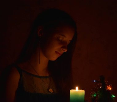Gece elinde mum olan kız.,