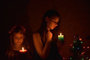 Gece elinde mum olan kız.,