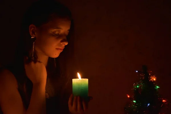 Chica Con Una Vela Noche —  Fotos de Stock