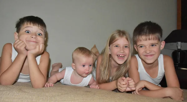 Çocuklar, bebek ve aile fotoğrafı.,