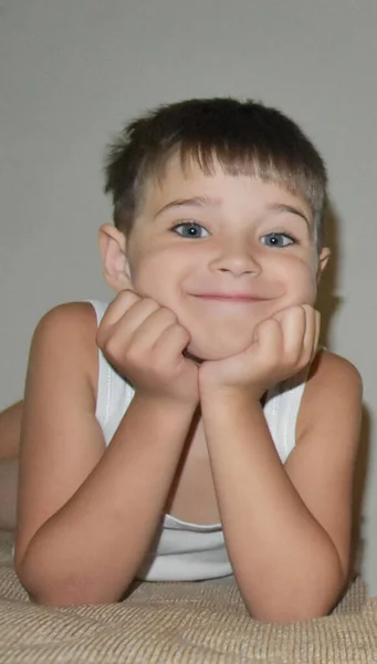 Belo Retrato Menino Sorriso — Fotografia de Stock