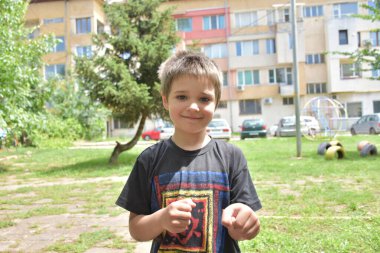 Bir çocuğun elinde uğur böceği,