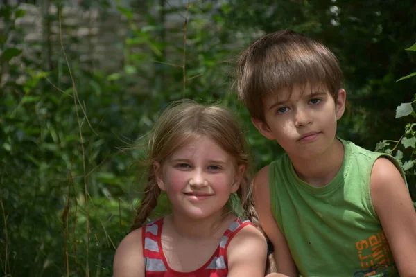 Two Kids Posing Summer Garden — Stockfoto
