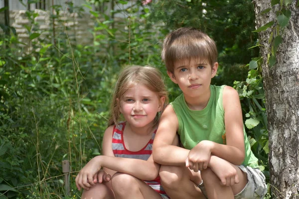 Two Kids Posing Summer Garden —  Fotos de Stock