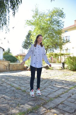 Parkta zıplayan güzel kız.