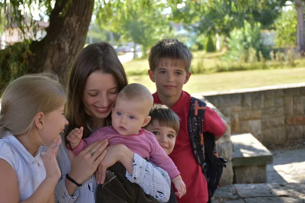 Mãe Bebê Crianças Parque — Fotografia de Stock