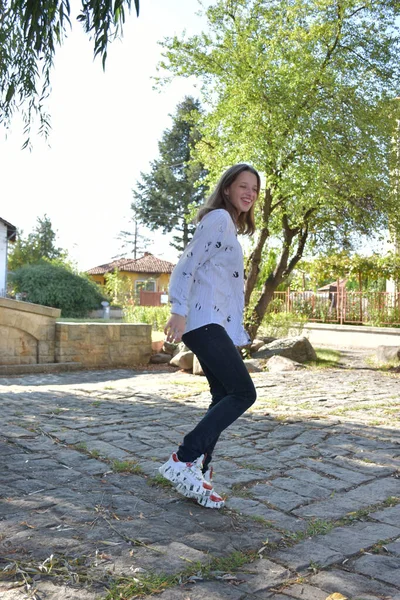 Schönes Mädchen Springt Park — Stockfoto