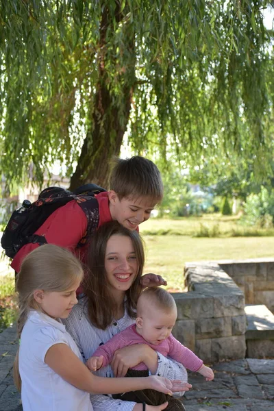 公園にいるお母さんと赤ちゃんと子供たち — ストック写真