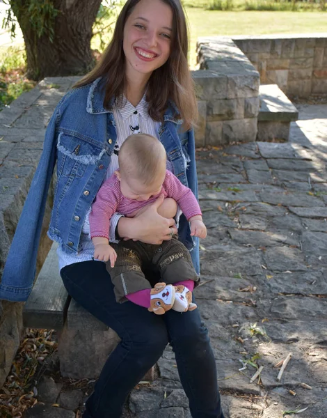 公園でお母さんと赤ちゃん — ストック写真