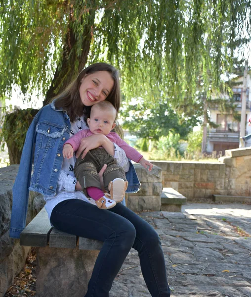 Mamma Och Barn Parken — Stockfoto