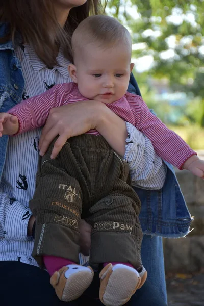 Mãe Bebê Parque — Fotografia de Stock