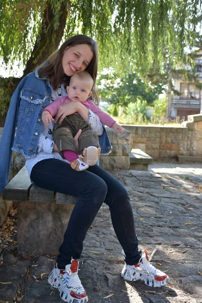 Mamma Och Barn Parken — Stockfoto