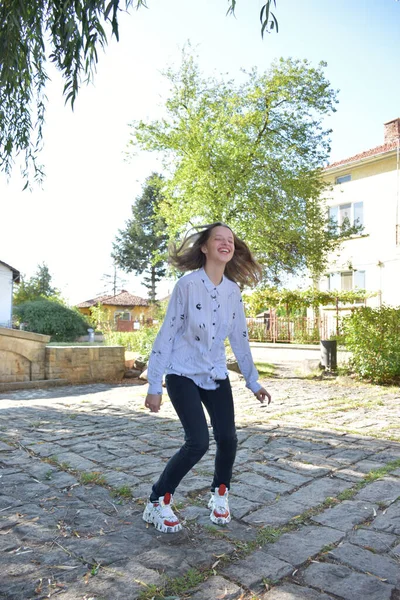 Menina Bonita Pulando Parque — Fotografia de Stock