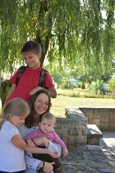 公園にいるお母さんと赤ちゃんと子供たち — ストック写真