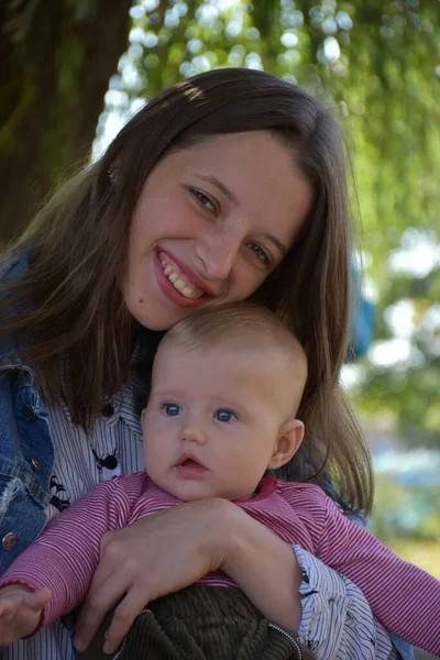 Ibu Dan Bayi Taman — Stok Foto
