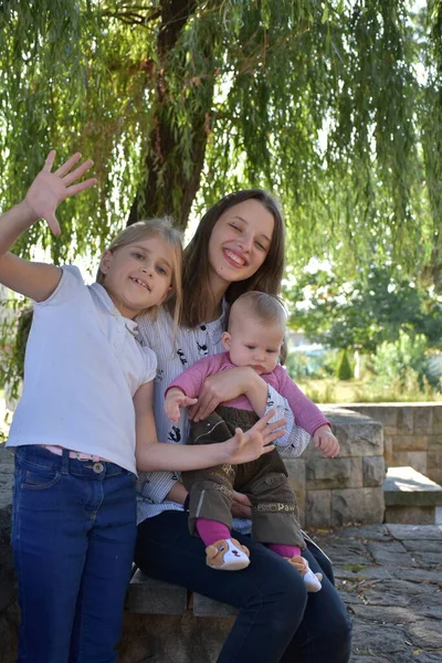 Maman Bébé Enfants Dans Parc — Photo