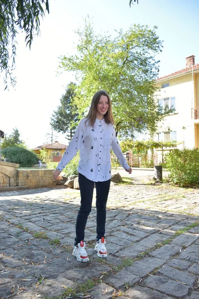 Schönes Mädchen Springt Park — Stockfoto