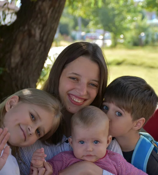 Máma Dítě Děti Parku — Stock fotografie