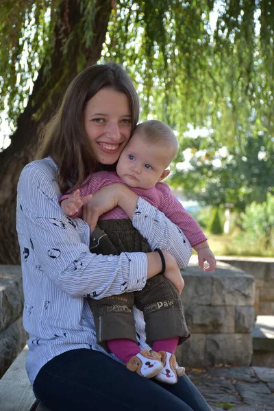 Maman Bébé Dans Parc — Photo