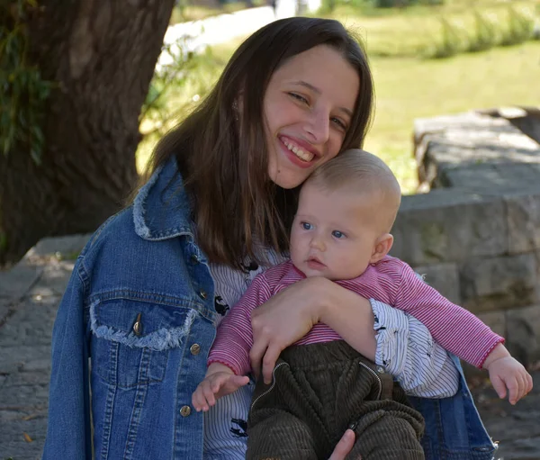 公園でお母さんと赤ちゃん — ストック写真