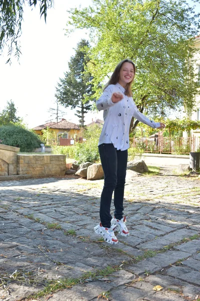 Menina Bonita Pulando Parque — Fotografia de Stock