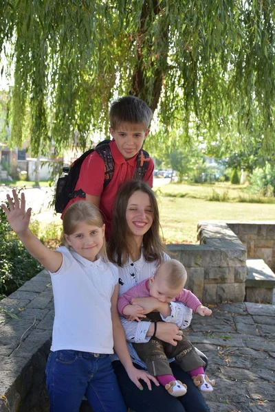 Mutter Und Baby Mit Kindern Park — Stockfoto