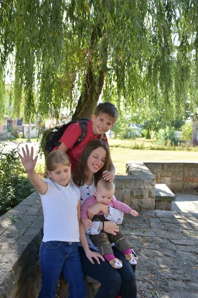 Mãe Bebê Crianças Parque — Fotografia de Stock