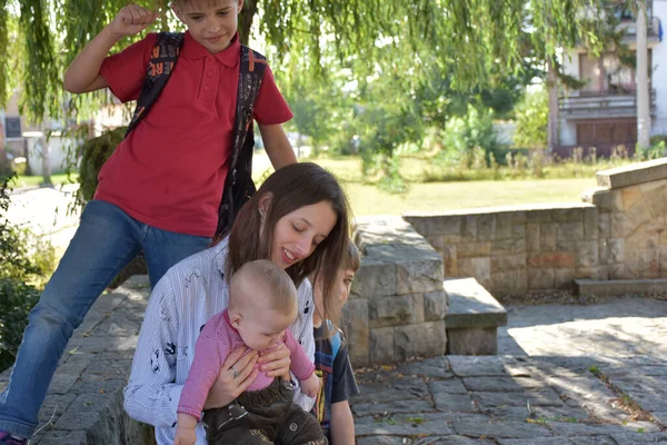 Máma Dítě Děti Parku — Stock fotografie