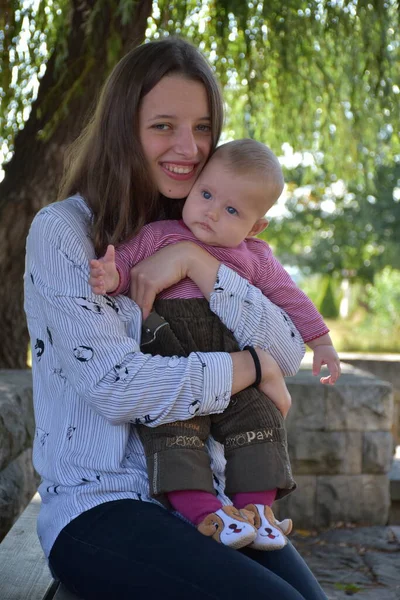 Maman Bébé Dans Parc — Photo