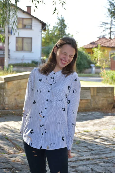 Menina Bonita Pulando Parque — Fotografia de Stock