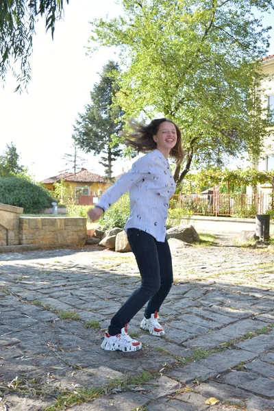 Schönes Mädchen Springt Park — Stockfoto