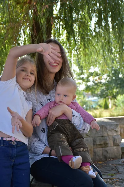 Mutter Und Baby Mit Kindern Park — Stockfoto