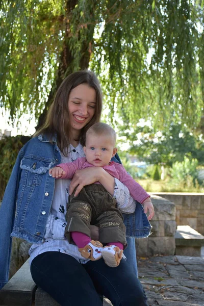 Maman Bébé Dans Parc — Photo