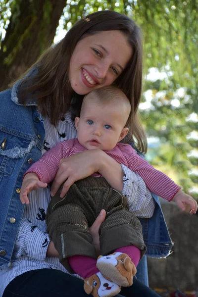 Mãe Bebê Parque — Fotografia de Stock