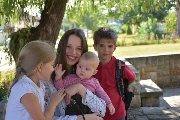 Maman Bébé Enfants Dans Parc — Photo