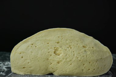 Bir kesikte ham hamur,