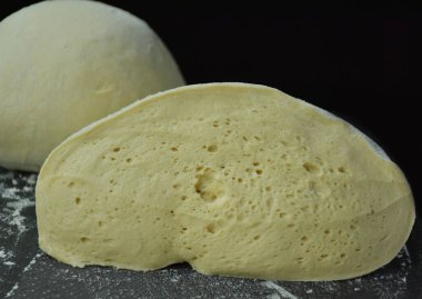 Bir kesikte ham hamur,