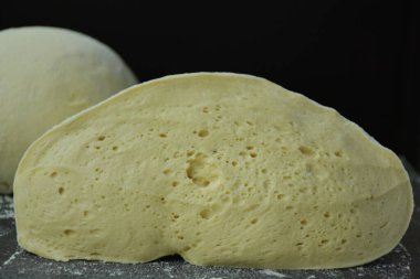 Bir kesikte ham hamur,