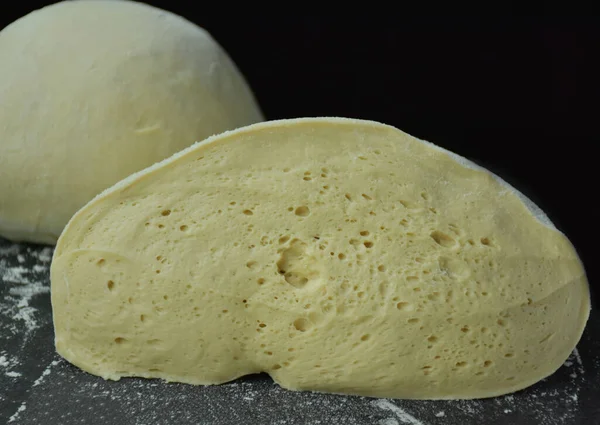 Bir kesikte ham hamur,