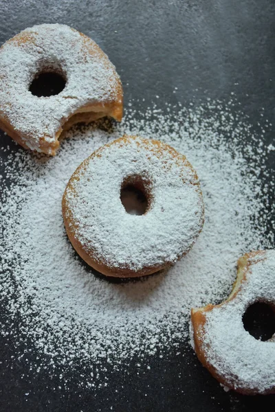 Пончик Сахарная Пудра Черном Фоне — стоковое фото