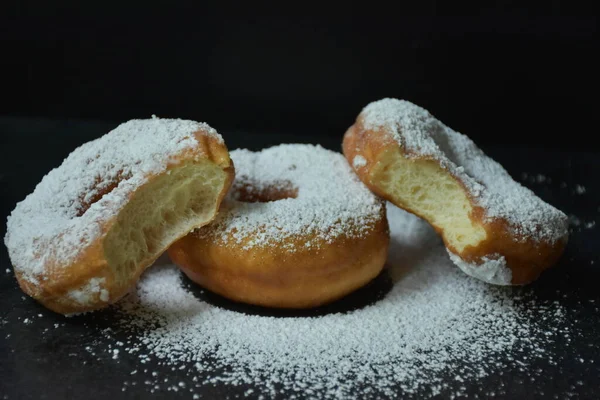 Пончик Сахарная Пудра Черном Фоне — стоковое фото