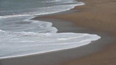 Deniz dalgaları, sahil ve kayalar