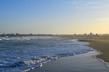 Okyanus kıyıları, dalgalar ve gökyüzü,