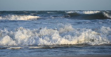 Okyanus kıyıları, dalgalar ve gökyüzü,