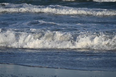 Okyanus kıyıları, dalgalar ve gökyüzü,