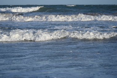Okyanus kıyıları, dalgalar ve gökyüzü,