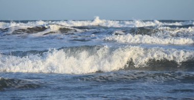 Okyanus kıyıları, dalgalar ve gökyüzü,