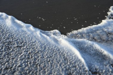 Okyanus kıyıları, dalgalar ve gökyüzü,