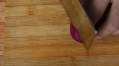 ahşap oyun tahtası doğranmış soğan,